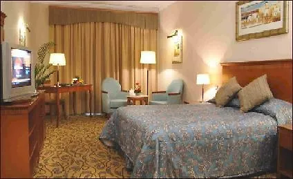 Hotel Country Club Dubai 4*,